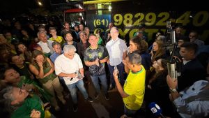 Flávio Bolsonaro em vigília na noite deste sábado, 21