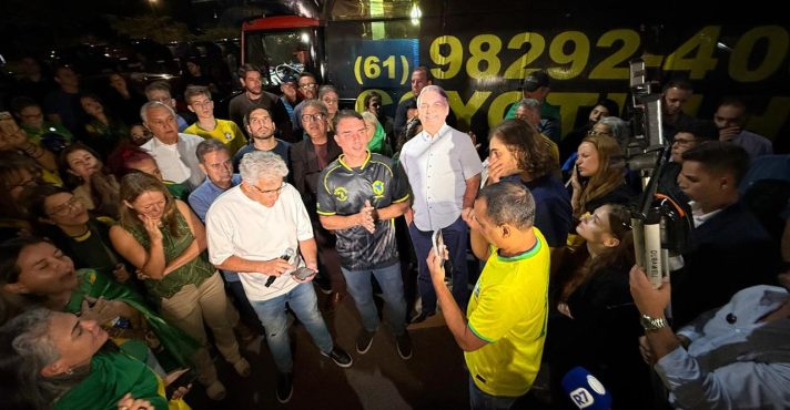 Flávio Bolsonaro em vigília na noite deste sábado, 21