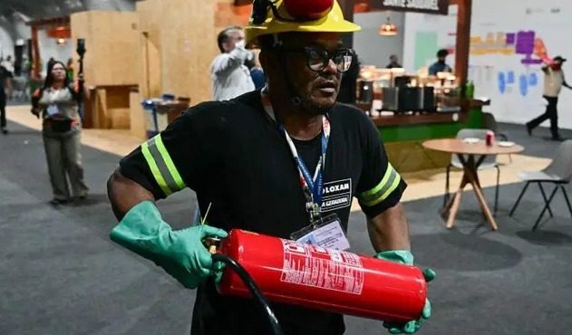 Funcionário corre com extintor de incêndio: imagens do acidente alcançaram projeção global | Foto: Reprodução/X