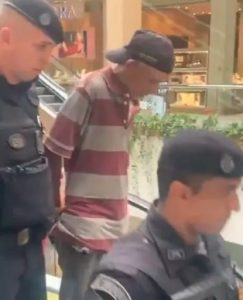 Imagem mostra o momento em que o atirador é detido pela polícia em shopping de João Pessoa | Foto: Reprodução/Redes sociais