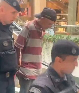 Imagem mostra o momento em que o atirador é detido pela polícia em shopping de João Pessoa | Foto: Reprodução/Redes sociais