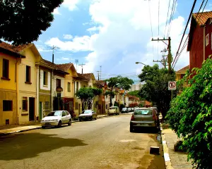 Uma caminhada pelo tradicional bairro da Mooca, na zona leste da cidade, pode ser uma boa pedida para o próximo sábado, 8 | Foto: Gaf.arq/Wikimedia Commons