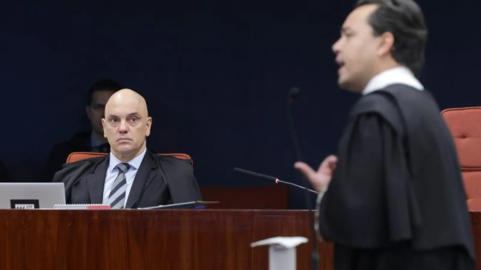 Ministro Alexandre de Moraes observa o advogado Jeffrey Chiquini durante sustentação oral no STF | Divulgação/STF