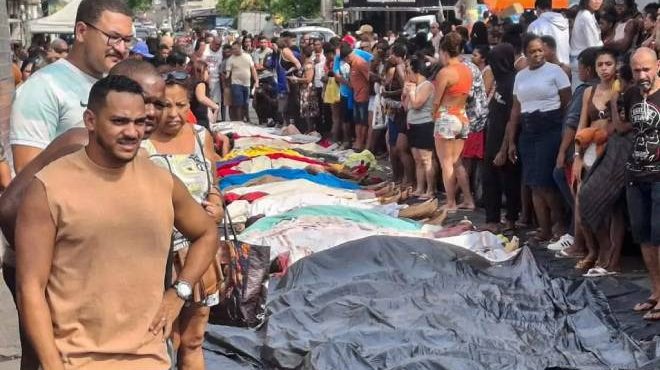 Corpos recolhidos e expostos por moradores: fraude processual, segundo a Polícia Civil | Foto: Reprodução/Twitter/X
