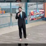 Zohran Mamdani em ato de campanha, vestindo terno e sem sapatos | Foto: Reprodução/Twitter/X