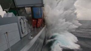 Otan divulga imagem do momento em que fragata dinamarquesa é atingida por torpedo no mar da Noruega | Foto: Reprodução/Twitter/X