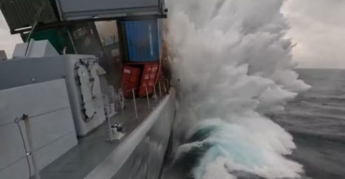 Otan divulga imagem do momento em que fragata dinamarquesa é atingida por torpedo no mar da Noruega | Foto: Reprodução/Twitter/X