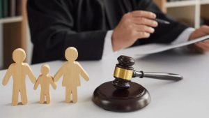 Atualmente, os descontos seguem sendo realizados integralmente na folha de pagamento e o homem não recebe salário desde a implantação da ordem | Foto: Reprodução/Freepik