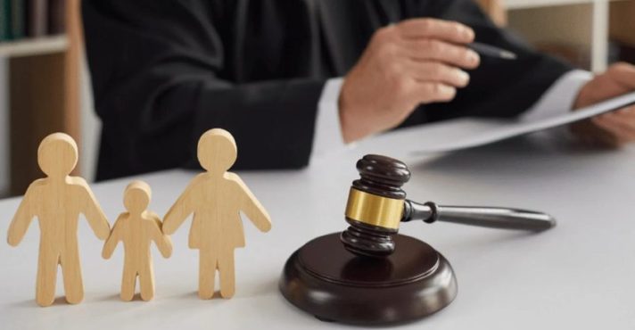 Atualmente, os descontos seguem sendo realizados integralmente na folha de pagamento e o homem não recebe salário desde a implantação da ordem | Foto: Reprodução/Freepik