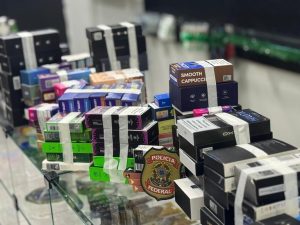 Polícia Federal exibe carga de cigarros eletrônicos apreendida na região de fronteira com o Paraguai | Foto: Divulgação/PF