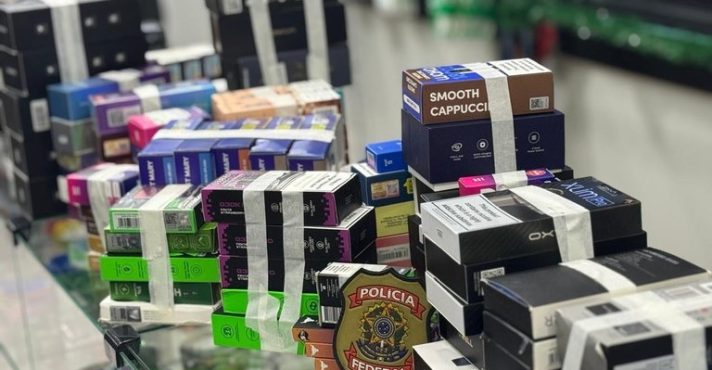 Polícia Federal exibe carga de cigarros eletrônicos apreendida na região de fronteira com o Paraguai | Foto: Divulgação/PF