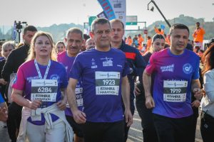 O prefeito de Istambul, Ekrem Imamoglu(centro), durante maratona realizada no último dia 2 na maior cidade da Turquia | Foto: Reprodução/Twitter/X