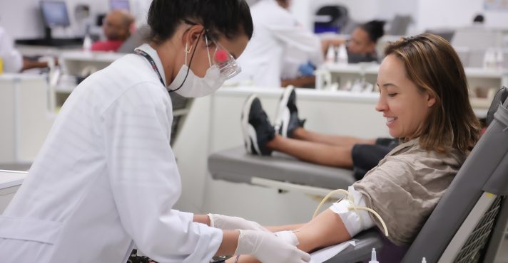 Jovem faz doação em unidade da Fundação Pró-Sangue, em São Paulo | Foto: Divulgação/Agência SP