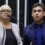 Enfermeira Rejane (PCdoB) e Nikolas Ferreira (PL/MG), durante sessão na Câmara dos Deputados | Foto: Montagem sobre reprodução/Oeste