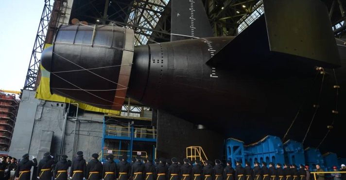 O submarino Khabarovsk tem cerca de 135 metros de comprimento e deslocamento de 10 mil toneladas | Foto: Reprodução/Twitter/X