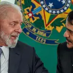 O presidente Luiz Inácio Lula da Silva, (e) conversa com ministro, Jorge Messias (d); este último foi indicado ao STF | Foto: Rafa Neddermeyer/Agência Brasil