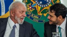 O presidente Luiz Inácio Lula da Silva, (e) conversa com ministro, Jorge Messias (d); este último foi indicado ao STF | Foto: Rafa Neddermeyer/Agência Brasil