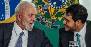 O presidente Luiz Inácio Lula da Silva, (e) conversa com ministro, Jorge Messias (d); este último foi indicado ao STF | Foto: Rafa Neddermeyer/Agência Brasil