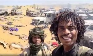 Soldados de grupo paramilitar posam para foto em meio a vítimas de massacre no Sudão | Foto: Reprodução/Twitter/X
