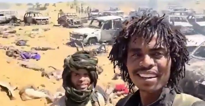 Soldados de grupo paramilitar posam para foto em meio a vítimas de massacre no Sudão | Foto: Reprodução/Twitter/X
