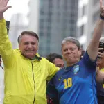 Jair Bolsonaro (PL) e Tarcísio de Freitas (Republicanos), em ato na Avenida Paulista - 6/4/2025 | Foto: Tiago Queiroz/Estadão Conteúdo