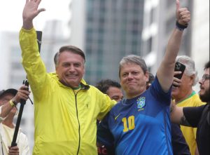 Jair Bolsonaro (PL) e Tarcísio de Freitas (Republicanos), em ato na Avenida Paulista - 6/4/2025 | Foto: Tiago Queiroz/Estadão Conteúdo