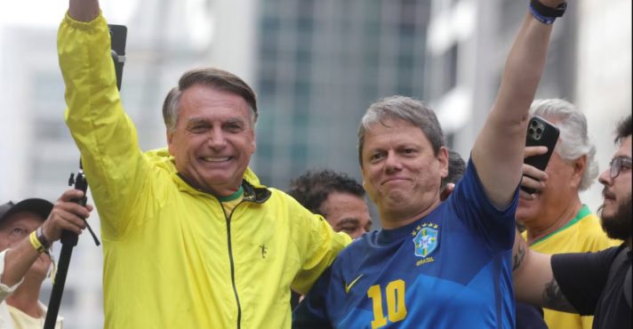 Jair Bolsonaro (PL) e Tarcísio de Freitas (Republicanos), em ato na Avenida Paulista - 6/4/2025 | Foto: Tiago Queiroz/Estadão Conteúdo