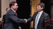 Segundo apurou Oeste, Tarcísio e Flávio têm conversado com frequência desde a prisão de Bolsonaro | Foto: Reprodução/X
