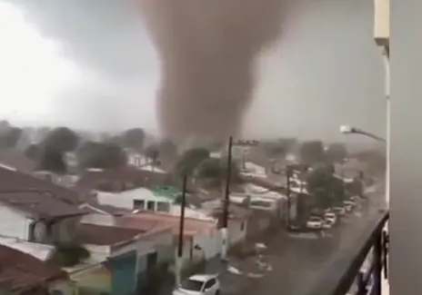 Momento em que tornado atinge o município de Rio Bonito do Iguaçu | Foto: Reprodução/Twitter/X