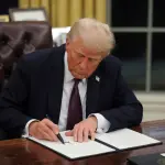 Trump durante assinatura que determina divulgação de arquivos sobre o caso Epstein | Foto: Reprodução/Twitter/X