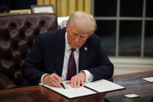 Trump durante assinatura que determina divulgação de arquivos sobre o caso Epstein | Foto: Reprodução/Twitter/X