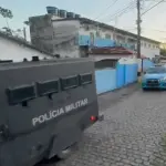 Veículos da Polícia Militar durante ação na Vila Kennedy, no RJ