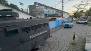 Veículos da Polícia Militar durante ação na Vila Kennedy, no RJ
