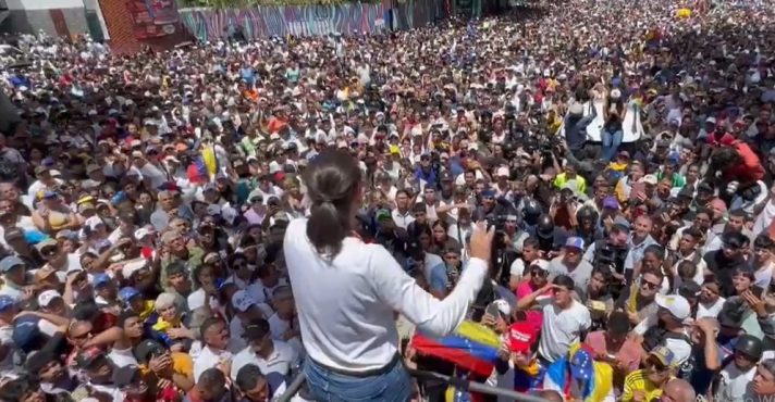 María Corina Machado durante mobilização em favor da democracia na Venezuela | Foto: Reprodução/X