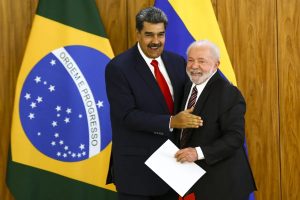 O ditador da Venezuela, Nicolás Maduro, em encontro com Lula da Silva, seu aliado | Foto: Marcello Casal Jr/Agência Brasil
