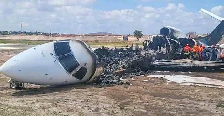Os 20 ocupantes conseguiram deixar a aeronave, um modelo ERJ-145, antes de as chamas consumirem a fuselagem | Foto: Reprodução/Redes sociais