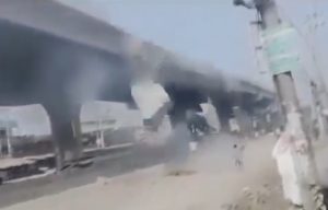 Vídeo mostra momento em que parte de ponta desaba durante terremoto em Bangladesh - 21/11/2025 | Foto: Reprodução/X
