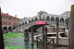 Canal de Veneza depois de 'protesto' de militantes climáticos | Foto: Reprodução/Redes sociais