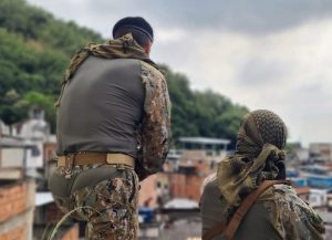 dupla do bope em favela do rio de janeiro