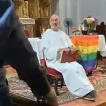 Padre na Espanha celebra missa com bandeira LGBT no altar