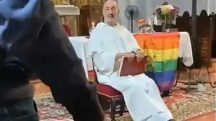 Padre na Espanha celebra missa com bandeira LGBT no altar