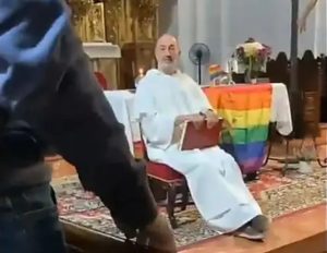 Padre na Espanha celebra missa com bandeira LGBT no altar
