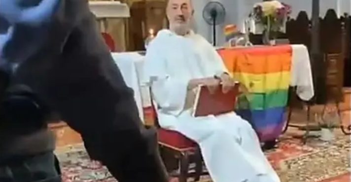 Padre na Espanha celebra missa com bandeira LGBT no altar