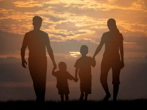 o Ocidente contemporâneo vive um processo de erosão da família, pressionado por ideologias igualitárias, pela banalização das relações afetivas e pela substituição dos vínculos naturais por estruturas artificiais mediadas pelo Estado | Foto: Reprodução/Freepik
