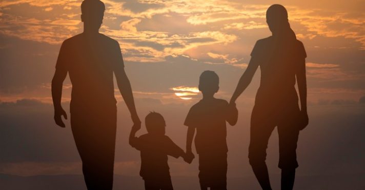 o Ocidente contemporâneo vive um processo de erosão da família, pressionado por ideologias igualitárias, pela banalização das relações afetivas e pela substituição dos vínculos naturais por estruturas artificiais mediadas pelo Estado | Foto: Reprodução/Freepik