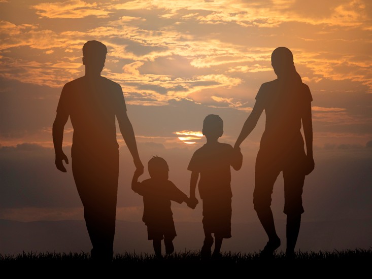 o Ocidente contemporâneo vive um processo de erosão da família, pressionado por ideologias igualitárias, pela banalização das relações afetivas e pela substituição dos vínculos naturais por estruturas artificiais mediadas pelo Estado | Foto: Reprodução/Freepik
