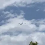 Testemunhas filmam avião com possíveis problemas, antes de cair na Colômbia