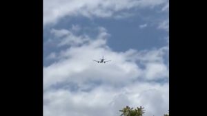 Testemunhas filmam avião com possíveis problemas, antes de cair na Colômbia