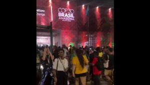 Manifestação de esquerda na entrada da COP30, em Belém