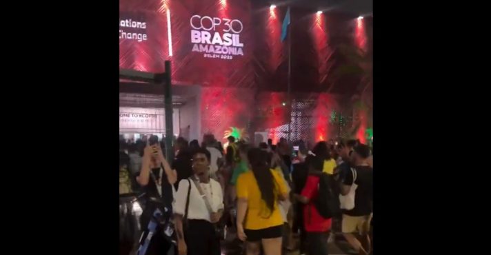 Manifestação de esquerda na entrada da COP30, em Belém